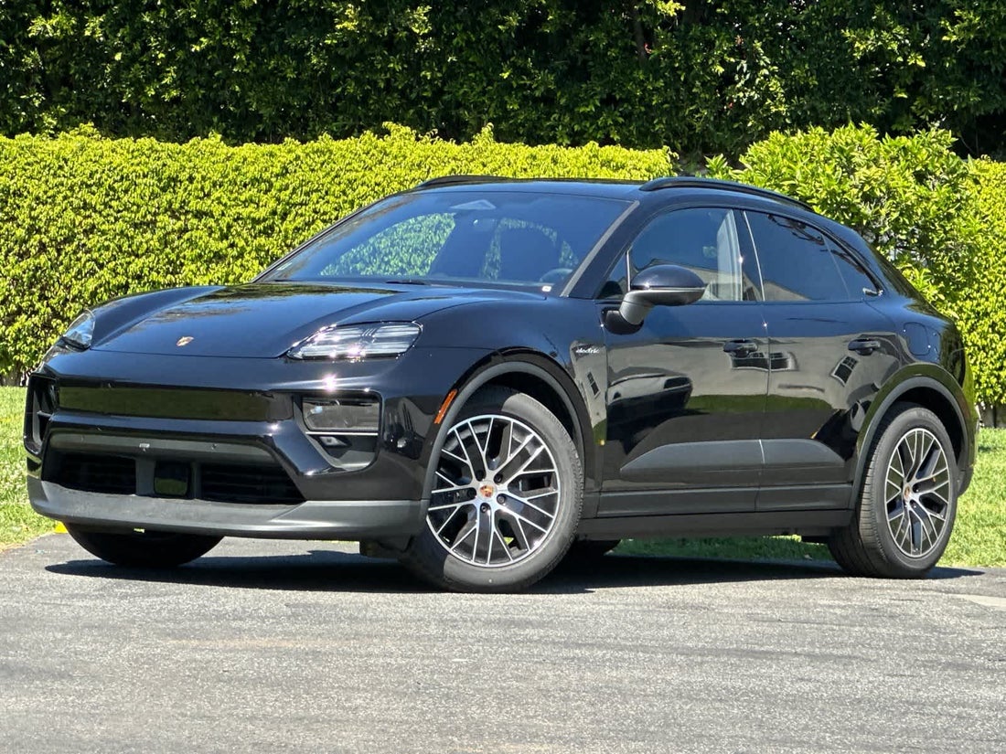 2026 Porsche Macan Electric — photo 1 of 34