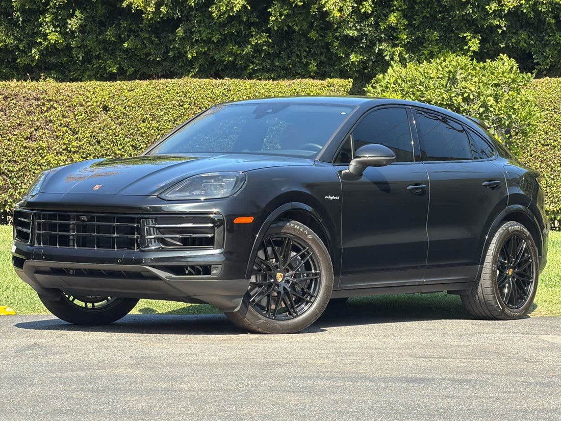 2024 Porsche Cayenne E-Hybrid Coupe — photo 1 of 34